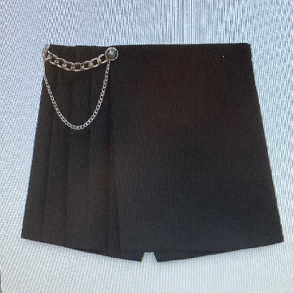 ZARA • NWOT Chain Embellished Pleated Skort